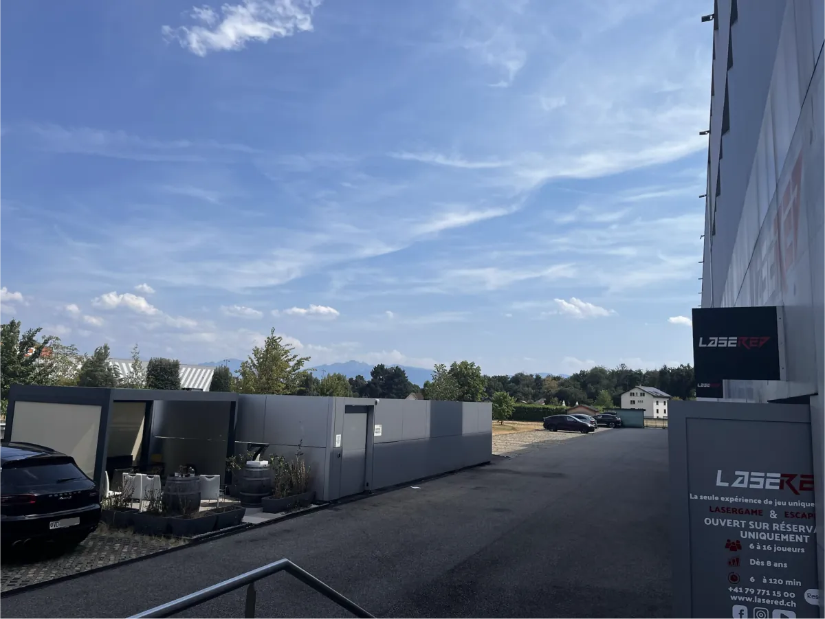 Entrance and free parking at LaseRed Etoy
