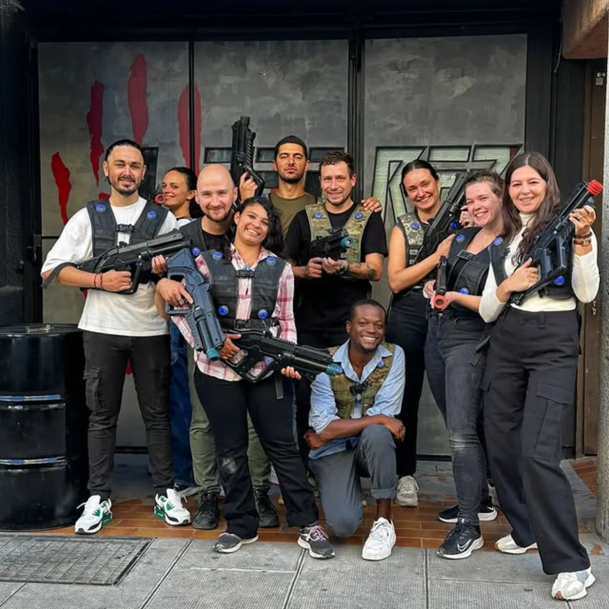 Groupe de collègues posant après une partie de laser game
