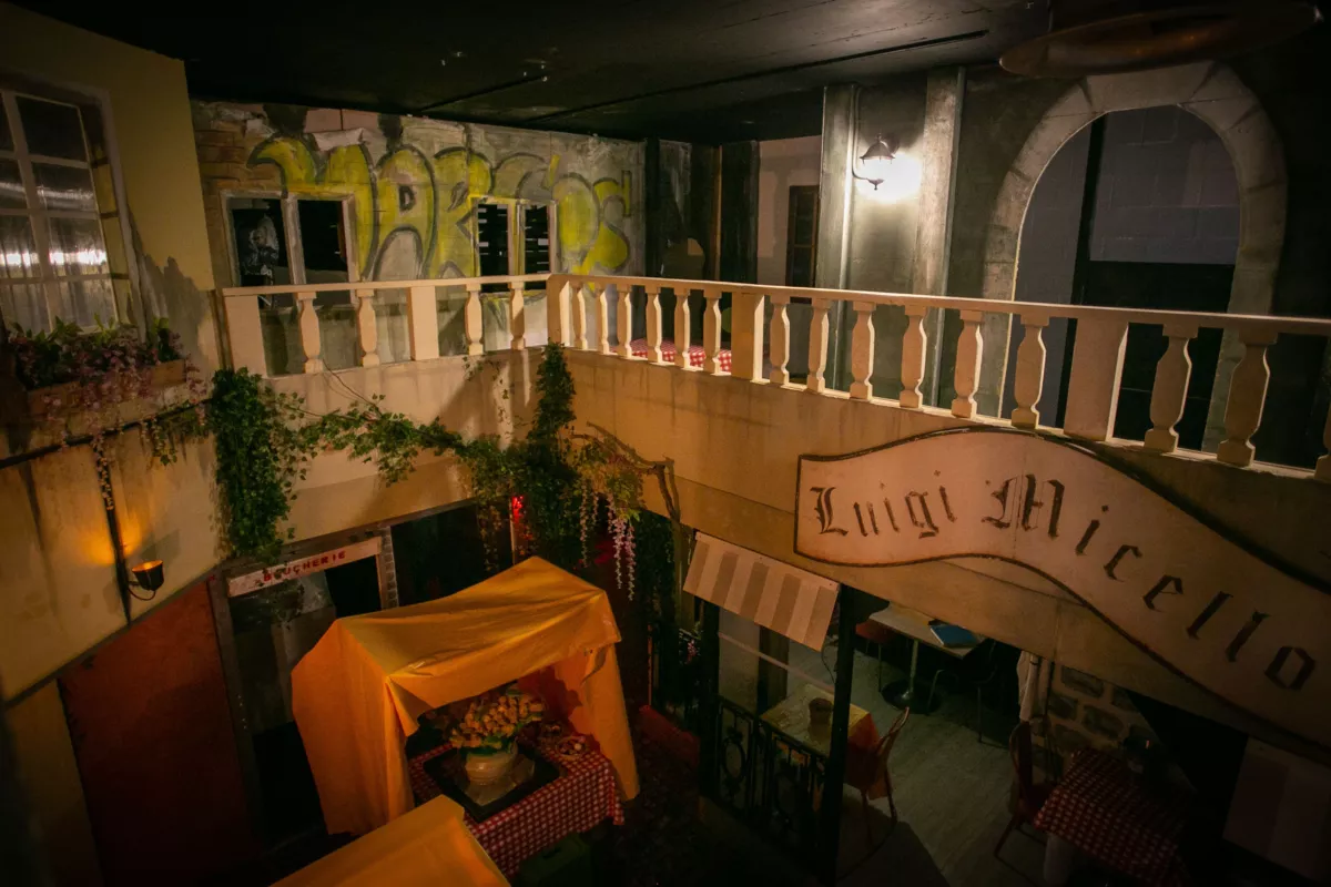 Décor italien avec balcons et vignes
